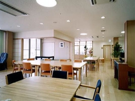 明るく広々した食堂