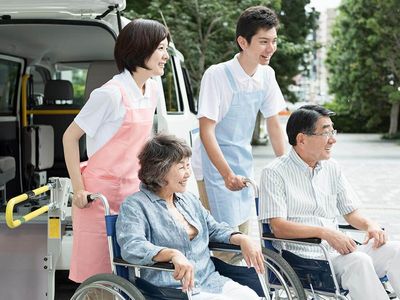 笑顔で対応するスタッフ