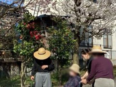 庭での交流の様子