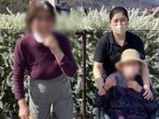 交流する人々の庭