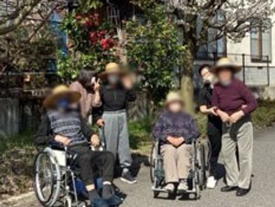 外の集まり