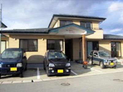 施設の外観と駐車場