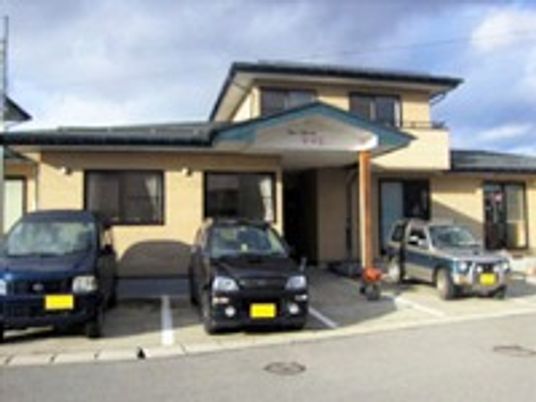 施設の外観と駐車場