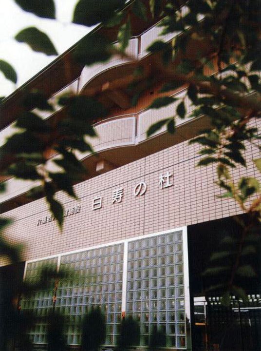 緑に囲まれた外観