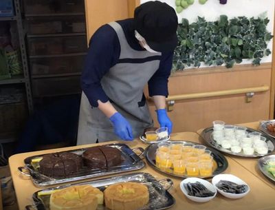 職場の食事準備風景