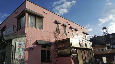 ピンクの外壁が印象的な外観