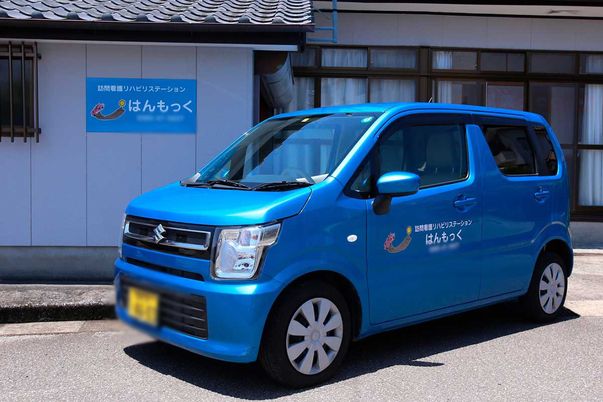 車両が停まる外観