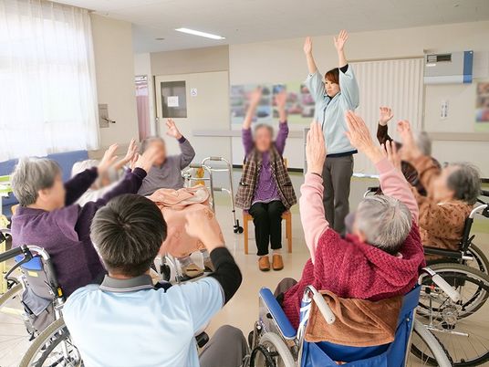 体操を楽しむ人々の様子