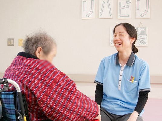対話の様子と看板