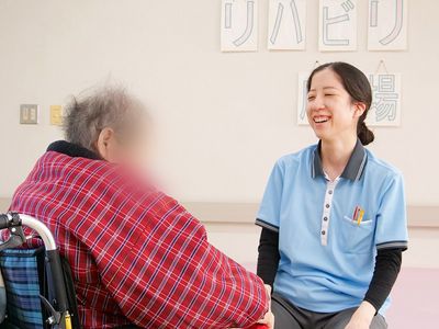 笑顔での会話場面