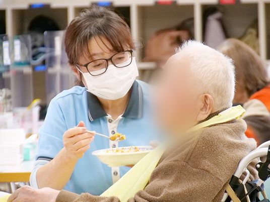 優しい介助の様子