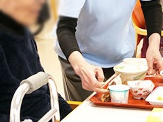 食事を受ける様子