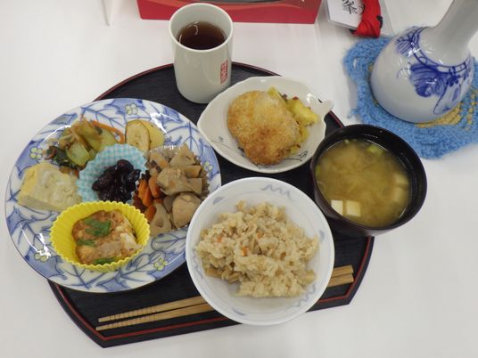 和食の定食が並ぶ食卓