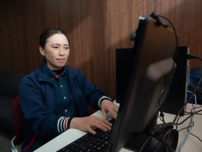 リビングで働くスタッフ