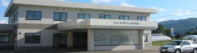 広々とした建物外観