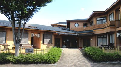 明るい庭が広がる外観  
