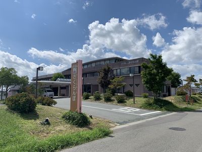 青空の下の建物外観