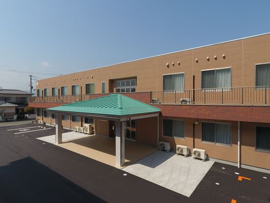 ゆったりとした建物の外観