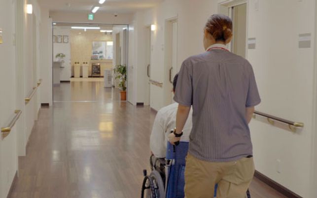 人が歩く廊下