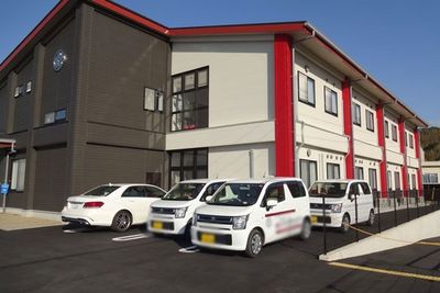 広がる建物の外観