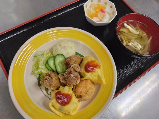 カラフルな盛り付けの料理