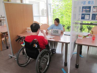 ケアスタッフと利用者の様子
