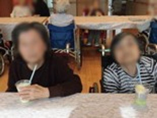 飲み物を楽しむ様子