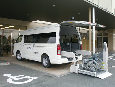 送迎用ワゴンのエントランス