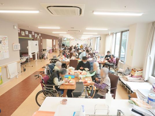 ゆったり食事をする人々