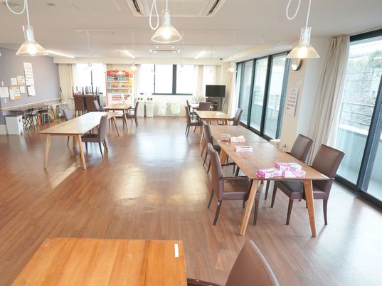 広々とした食堂の光景