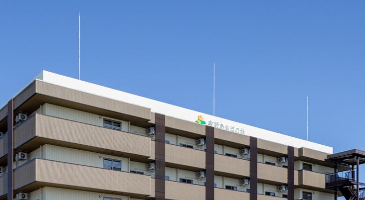 高層の建物外観
