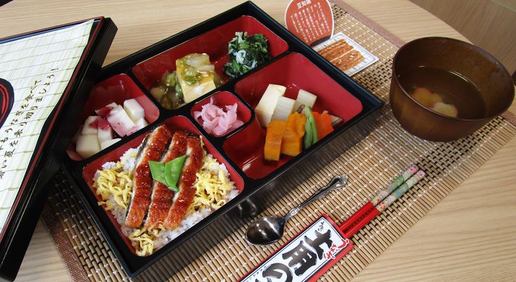 色とりどりの料理の膳