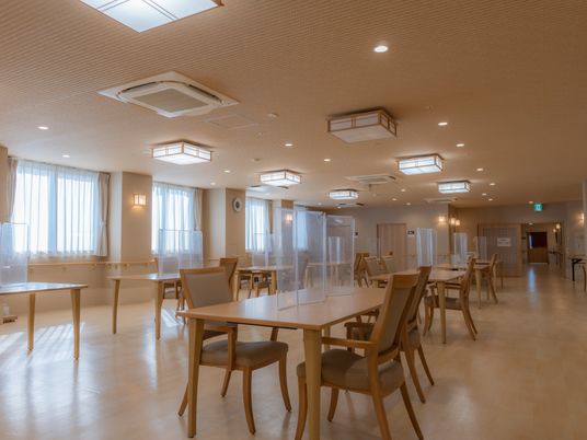 開放的なダイニングの仕事場