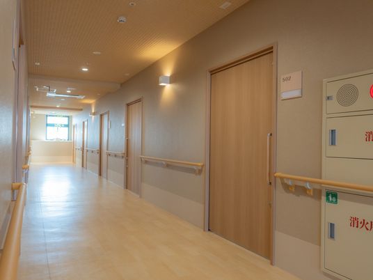 手すり付廊下と居室の扉