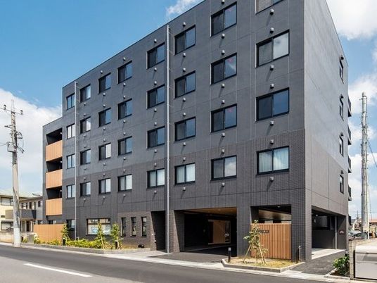 モダンな建物のエントランス