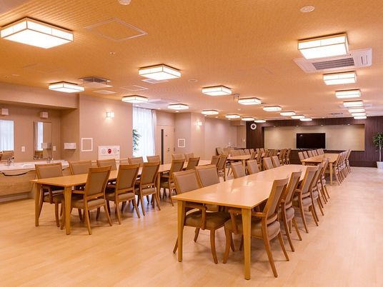 広々とした明るい食堂