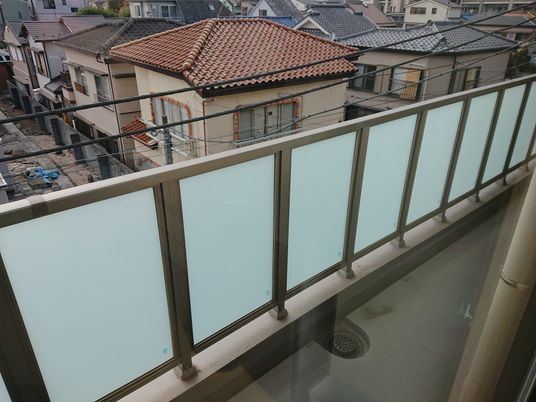 明るいバルコニーの環境