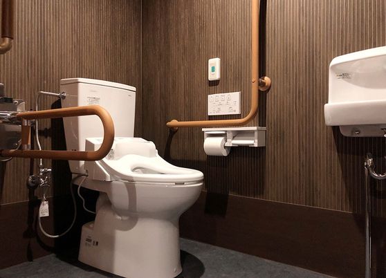 バリアフリー設計のトイレ