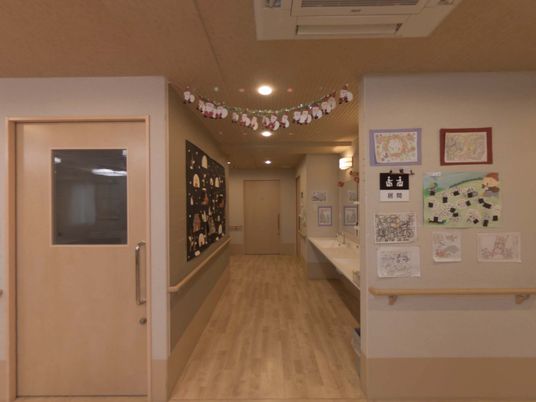掲示物が飾る廊下