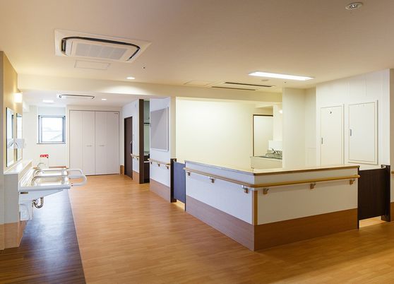 ケア施設の広い廊下