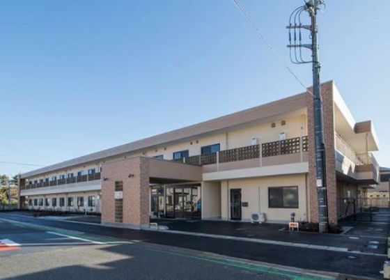 明るく広々した施設外観
