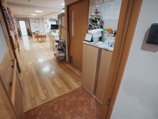 温もり感じる施設の廊下