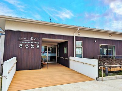 木目調の落ち着いたエントランス
