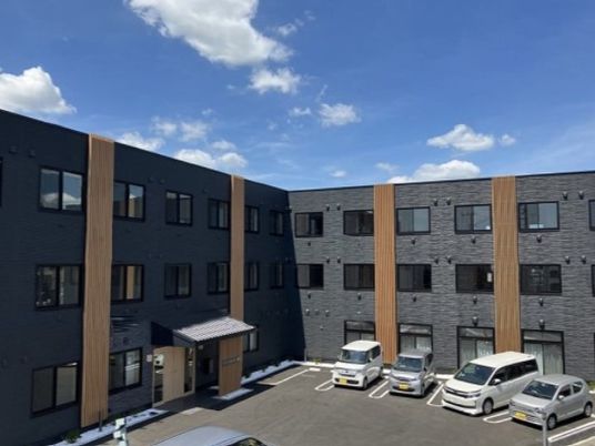 シックな色の建物外観