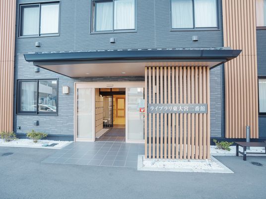スタイリッシュな建物入口