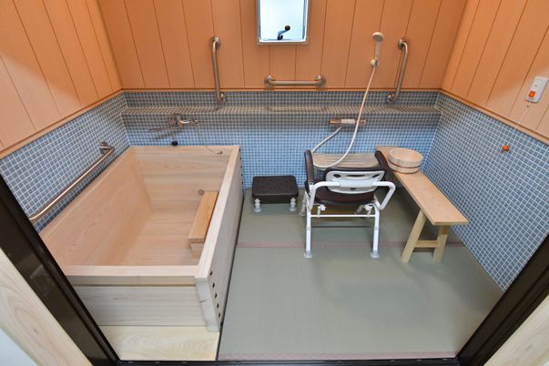 木製浴槽とシャワーの浴室
