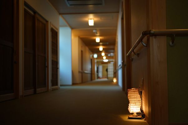 落ち着いた雰囲気の廊下