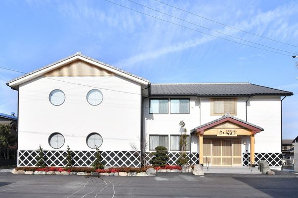 白い外壁の建物外観