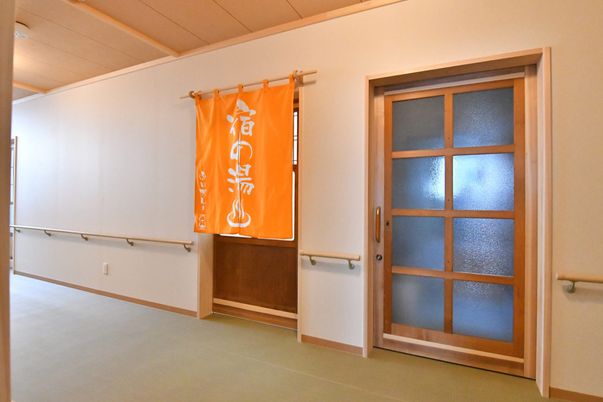 和風の扉がある廊下