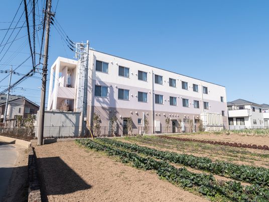 明るい日差しの施設外観